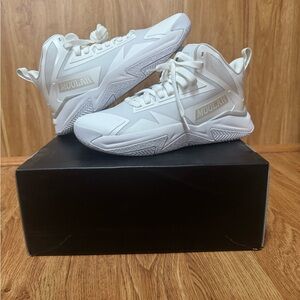 NEW women's Moolah Triple double, white hot basketball shoes, size 10